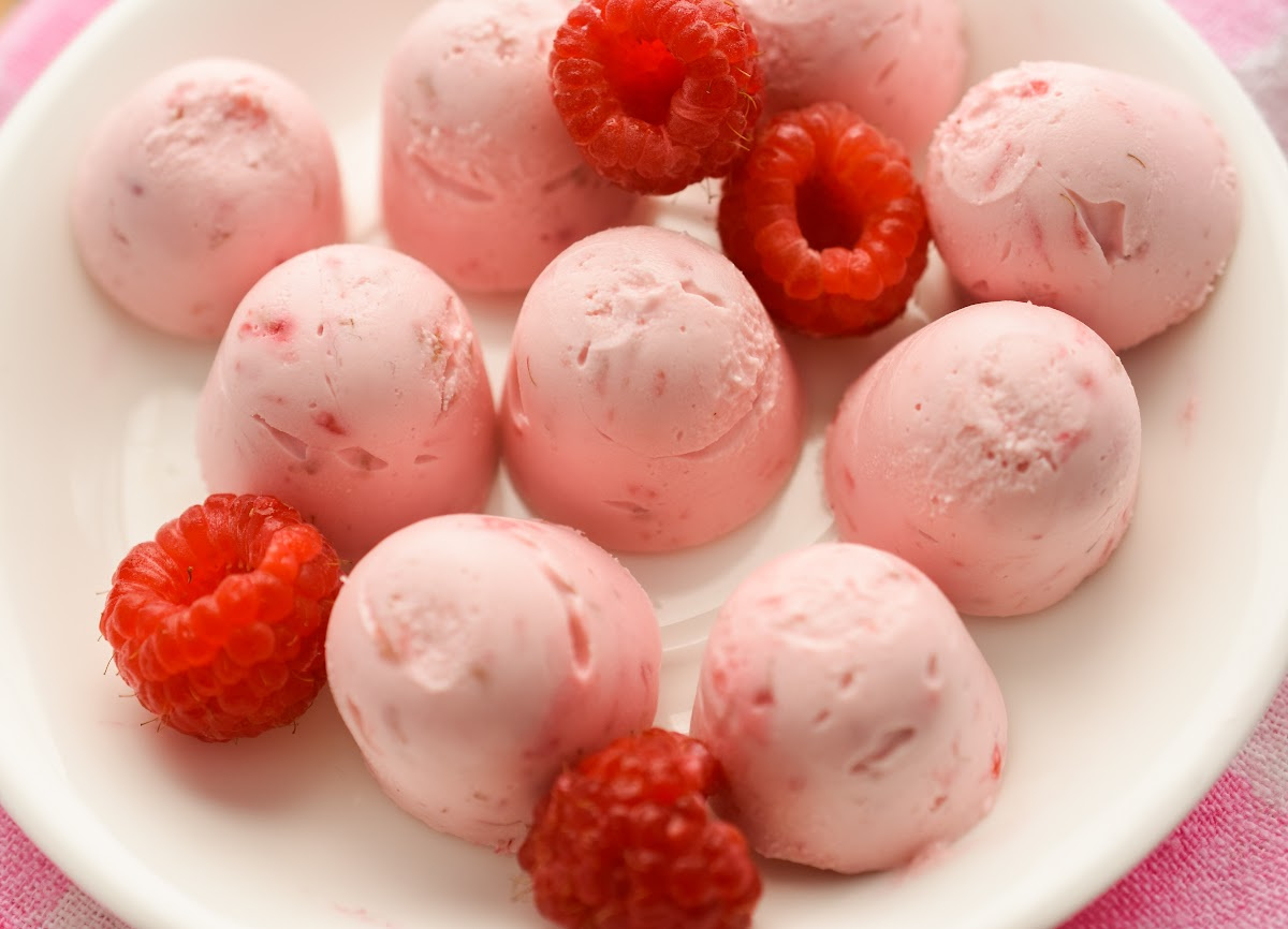 Keto Raspberry Cheesecake Fat Bombs: Creamy, Low-Carb, & Antioxidant-Rich